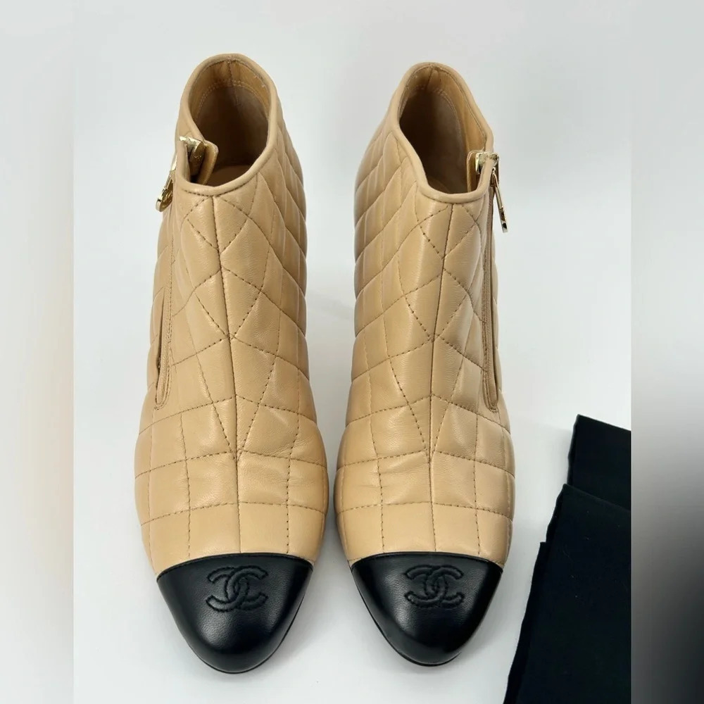 Chanel Beige Quilted Leather w Black Cap Toe Short Bootie Heels Size 38 07A - Picture 5 of 16